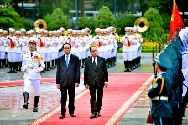 Vietnamese President Tran Dai Quang and French President Francois Hollande review the guar of honor at the welcome ceremony in Hanoi on Sep. 6th, 2016. (Photo: SGGP) Vietnamese President Tran Dai Quang and French President Francois Hollande review the guar of honor at the welcome ceremony in Hanoi on Sep. 6th, 2016. (Photo: SGGP)
